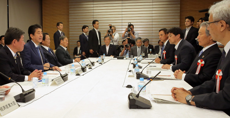 経済財政諮問会議であいさつする安倍晋三首相(左から2人目)=首相官邸で2018年5月28日、和田大典撮影