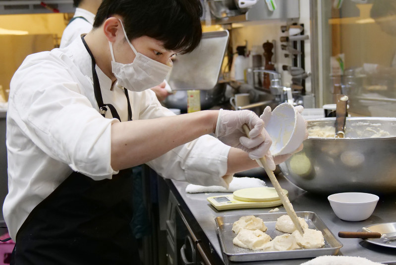 シェ・イノの調理場でチャリティーカレーで提供するクネルを作る猪股佑介さん=東京都中央区で2018年5月27日、米田堅持撮影