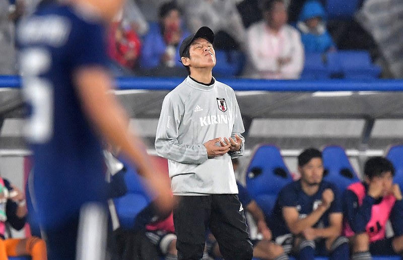 【日本―ガーナ】自身の初陣を白星で飾れず天を仰ぐ西野朗監督(中央)=横浜・日産スタジアムで2018年5月30日、宮間俊樹撮影