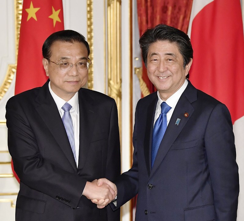 共同記者発表後、握手する安倍晋三首相(右)と中国の李克強首相=2018年5月9日、代表撮影