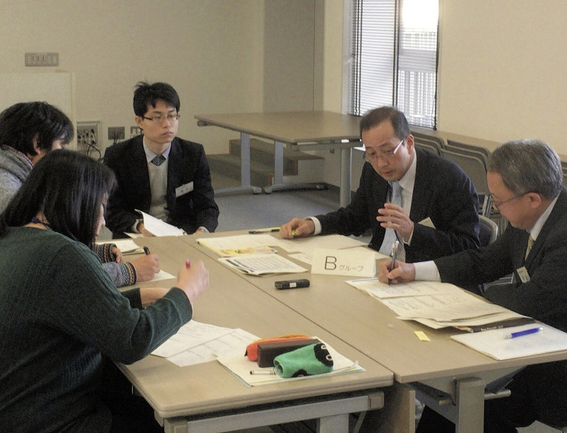 障害者が経験したトラブルについて、意見交換する施設関係者ら=岡山県で2017年11月、消費者庁提供
