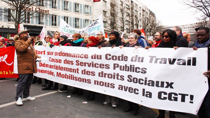 「労働法改正反対」の横断幕を持ってデモ行進をする「フランス労働総同盟」の人たち=2018年3月22日、筆者撮影