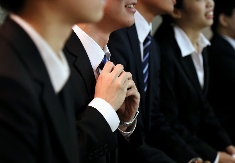 面接の開始を待つ学生たち=東京都墨田区で2018年6月1日午前9時27分、丸山博撮影