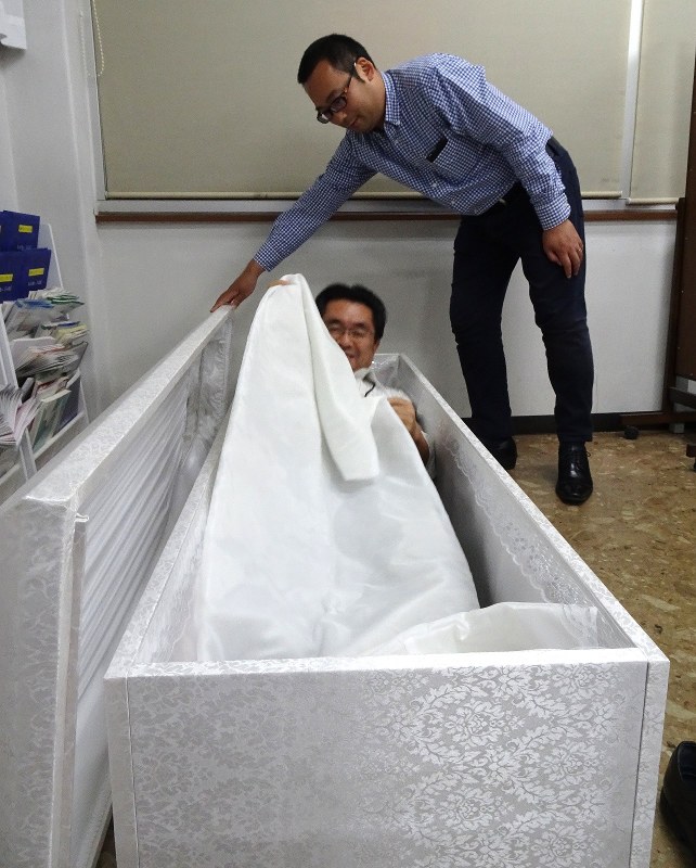 身じまい自習室 4 5分間の 入棺体験 最期はひとり を実感 東京 毎日新聞 身じまい自習室 4 5分間の 入棺体験 最期はひとり を実感 東京 毎日新聞