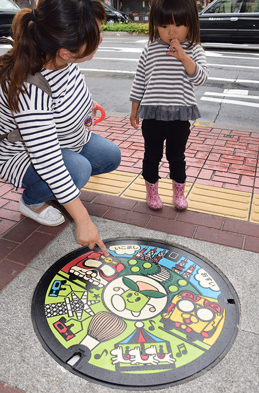 設置されたカラーのマンホールの蓋=奈良県生駒市で、熊谷仁志撮影