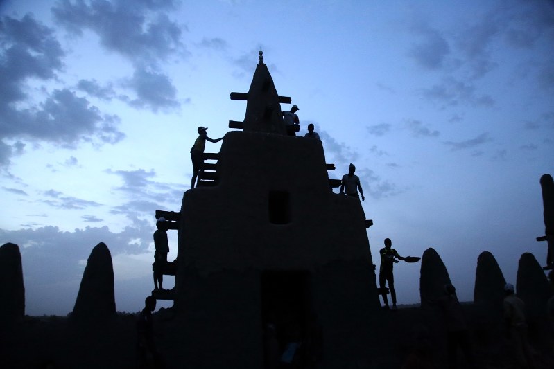 ｅｙｅ マリ 泥のモスクの壁塗り より美しき その高みへ 毎日新聞