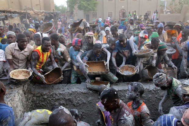 ｅｙｅ マリ 泥のモスクの壁塗り より美しき その高みへ 毎日新聞