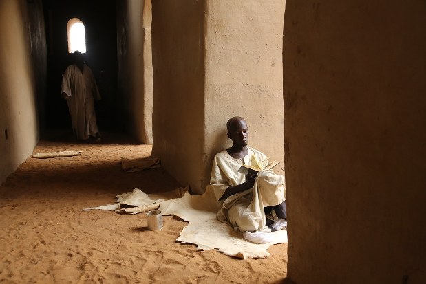 ｅｙｅ マリ 泥のモスクの壁塗り より美しき その高みへ 毎日新聞