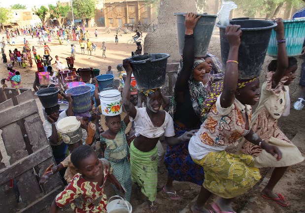 ｅｙｅ マリ 泥のモスクの壁塗り より美しき その高みへ 毎日新聞