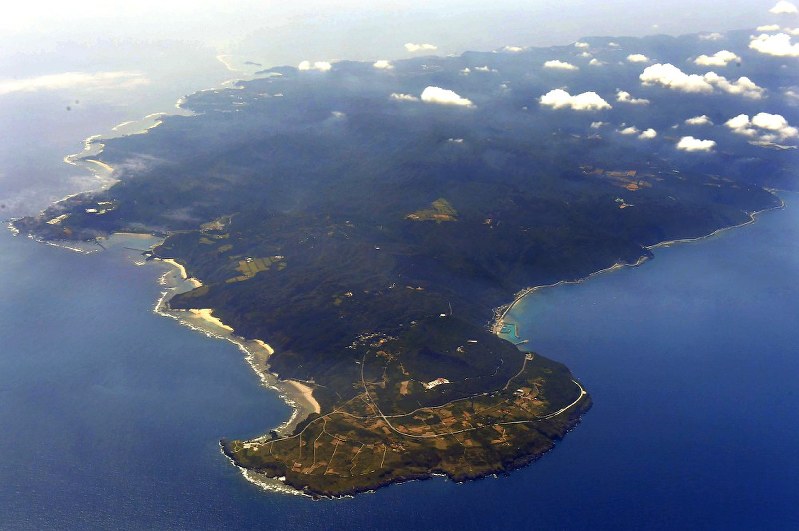 沖縄島北部=2018年4月19日、本社機「希望」から徳野仁子撮影