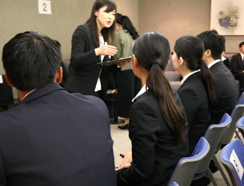 面接に臨み、控室で担当者の話を聞く学生たち=東京都墨田区で2018年6月1日、丸山博撮影