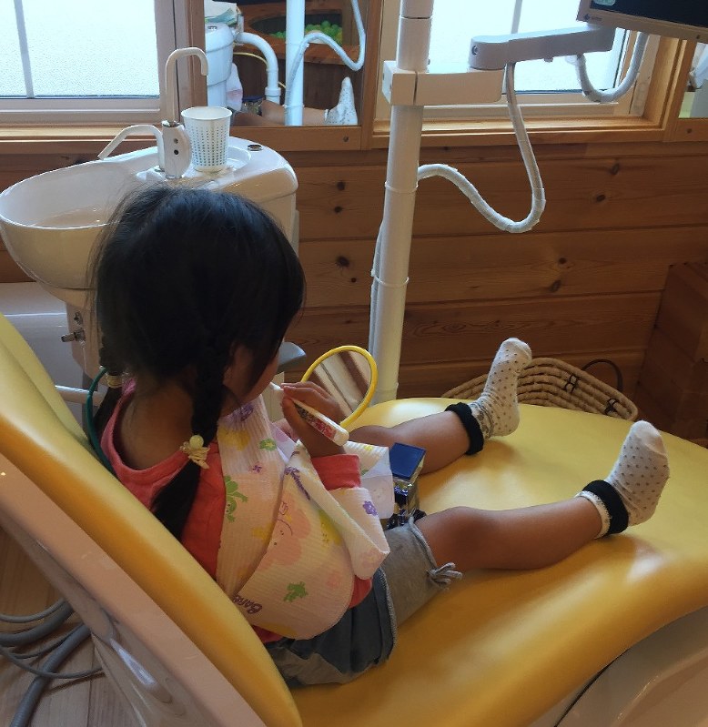 歯科医院で歯磨きの練習をする女児。日ごろの歯磨きも任せきりにせず、きちんと磨けているか確認したい