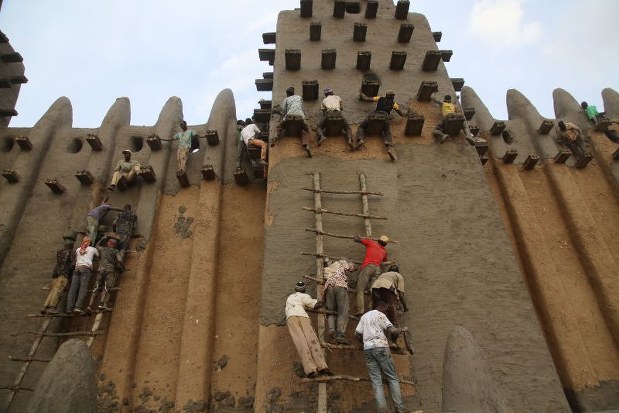 ｅｙｅ マリ 泥のモスクの壁塗り より美しき その高みへ 写真特集4 10 毎日新聞