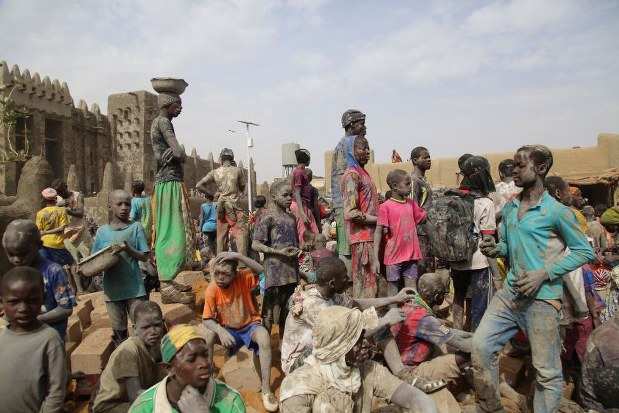 ｅｙｅ マリ 泥のモスクの壁塗り より美しき その高みへ 写真特集9 10 毎日新聞