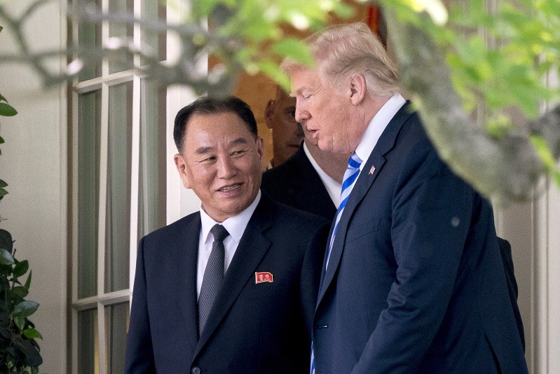 金英哲朝鮮労働党副委員長(左)と会話するトランプ米大統領=ワシントンのホワイトハウスで2018年6月1日、AP