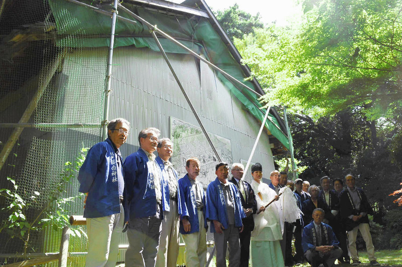安全祈願の後、鈴木屋敷の前に立つ参加者ら。壁には江戸時代の鈴木屋敷とみられる絵が飾られている=和歌山県海南市藤白の鈴木屋敷で2018年6月1日、木原真希撮影
