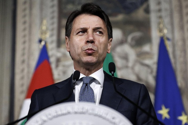 イタリア首相 メディア 無名の法学者 毎日新聞
