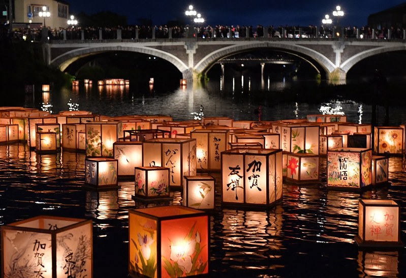 加賀友禅燈ろう流し：職人供養と業界発展願う | 毎日新聞