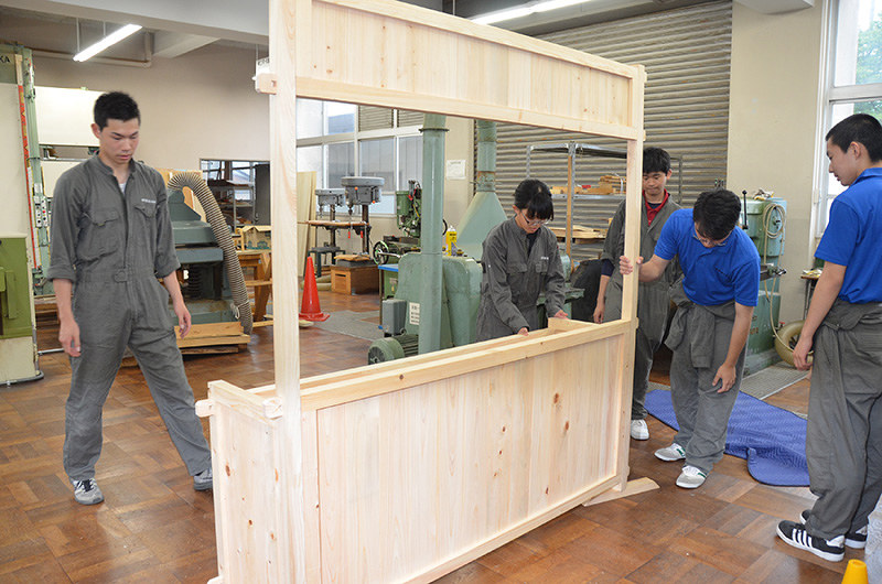 インターハイの総合案内所を作る生徒ら=三重県伊賀市の伊賀白鳳高実習室で、大西康裕撮影