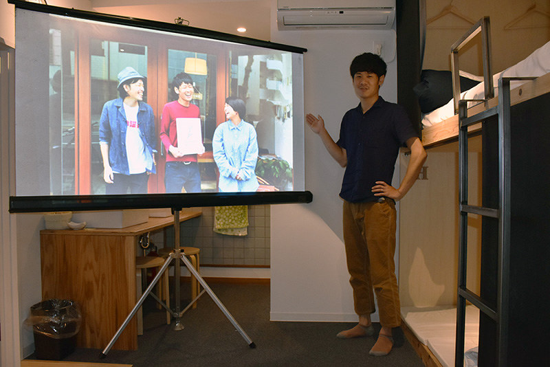 「ドミトリーシネマ」の紹介をする篠田善典さん=高知市桜井町1のとまり木ホステルで、北村栞撮影