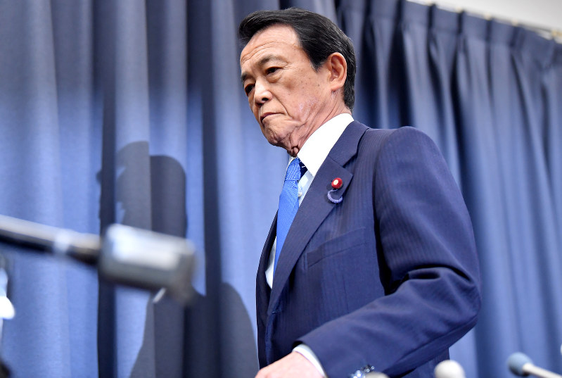 財務省決裁文書改ざん問題に関する調査結果発表のための記者会見に臨む麻生太郎財務相=財務省で4日午後3時31分、宮間俊樹撮影