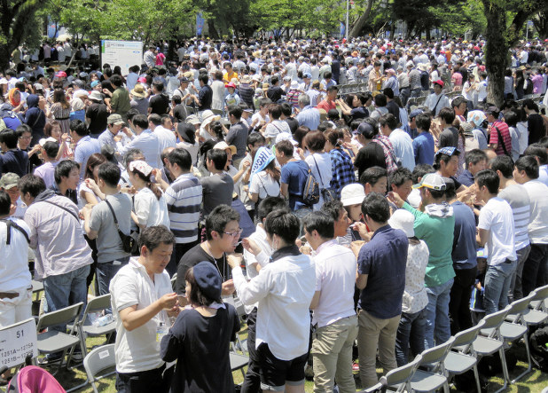 食べさせ合いのギネス世界記録に挑戦する参加者たち=岐阜県大垣市で