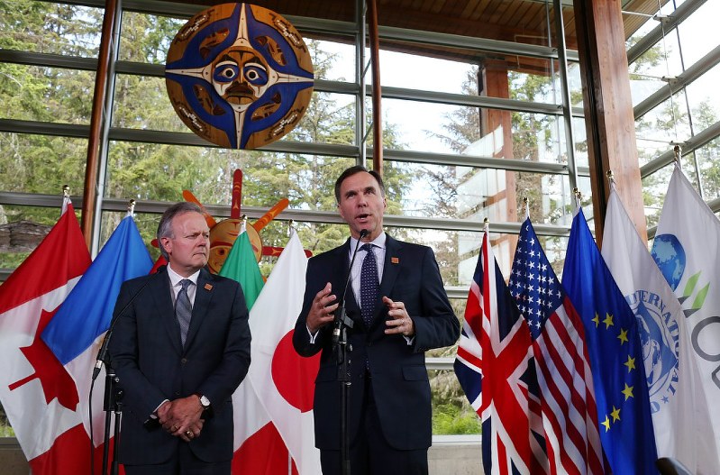 記者会見で米国を批判するカナダのモルノー財務相(右)。左はカナダ銀行のポロズ総裁=カナダ西部ウィスラーで2日、ロイター