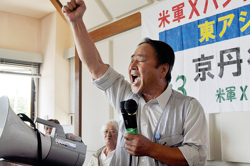 沖縄の現状を語り、「連帯」を訴える山城博治さん=京都府京丹後市丹後町で、塩田敏夫撮影