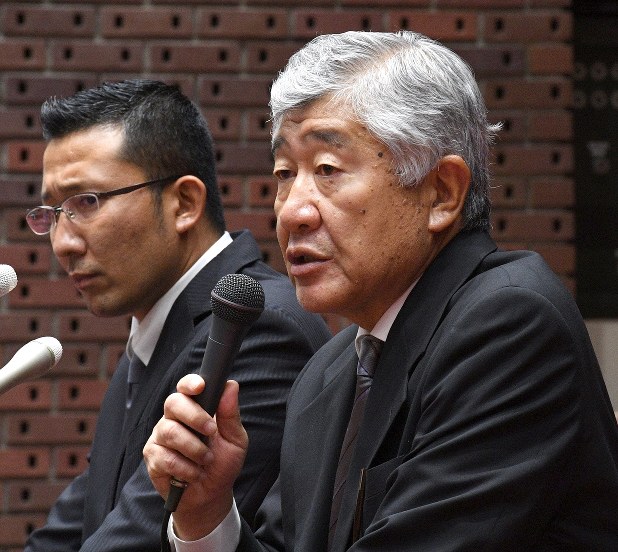 記者会見する日大アメリカンフットボール部の内田正人前監督(右)と井上奨元コーチ=2018年5月23日、丸山博撮影