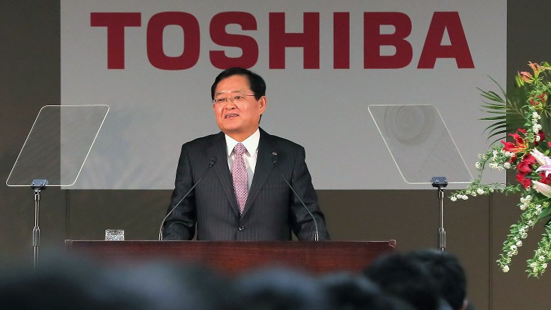新入社員を前にあいさつする東芝の車谷暢昭会長=2018年4月2日、和田大典撮影