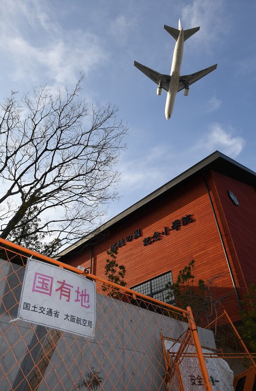 森友学園が購入し、その後返還された国有地に残る建物=大阪府豊中市で2018年3月12日、大西岳彦撮影