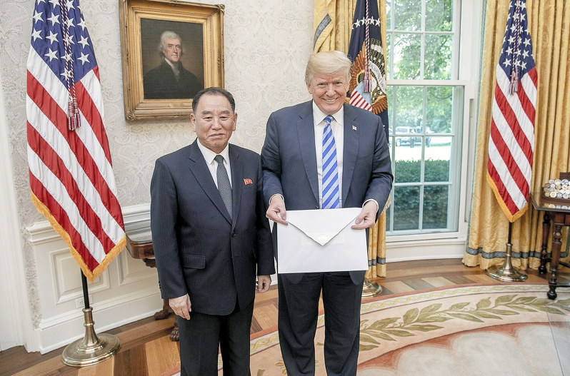 米ホワイトハウスの大統領執務室でトランプ大統領(右)に金正恩朝鮮労働党委員長からの親書を手渡した金英哲党副委員長=ワシントンで2018年6月1日、ホワイトハウス提供