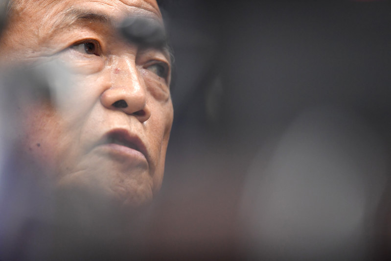 財務省決裁文書改ざん問題で記者会見を開き質問に答える麻生太郎財務相=財務省で2018年6月4日午後3時46分、宮間俊樹撮影