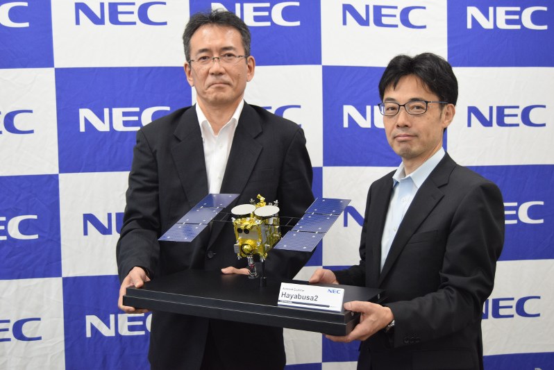 「はやぶさ2を知り尽くしているからこそのサポートをしたい」と語るNECの安達昌紀・社会基盤ビジネスユニット主席主幹(左)と大島武・宇宙システム事業部プロジェクトディレクター=東京都府中市で2018年5月21日、池田知広撮影