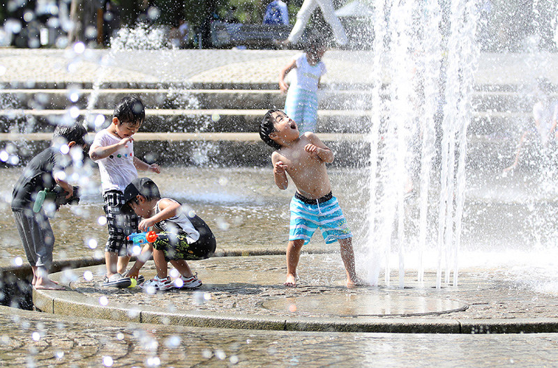 真夏日 暑いね 楽しいね 大阪市 今シーズン初 毎日新聞