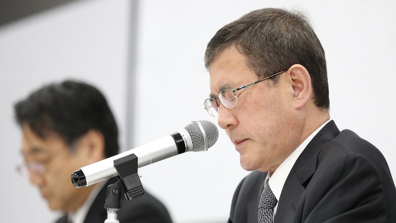 記者の質問に厳しい表情で答えるスバルの吉永泰之社長(右)=2018年6月5日、佐々木順一撮影