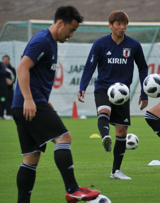 ロシアｗ杯 サッカー 西野ｊ 全員一丸で 乾と岡崎 復活 練習フルメニュー参加 毎日新聞