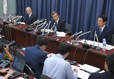 決裁文書改ざん問題で、記者会見する財務省の矢野康治官房長（中央）と太田充理財局長（左）、伊藤豊秘書課長＝財務省で４日、手塚耕一郎撮影