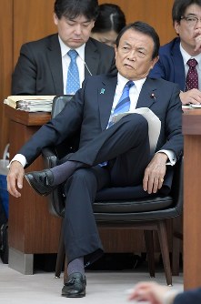 衆院財務金融委員会で質問を聞く麻生太郎財務相＝国会内で２０１８年６月５日午前１０時１８分、川田雅浩撮影