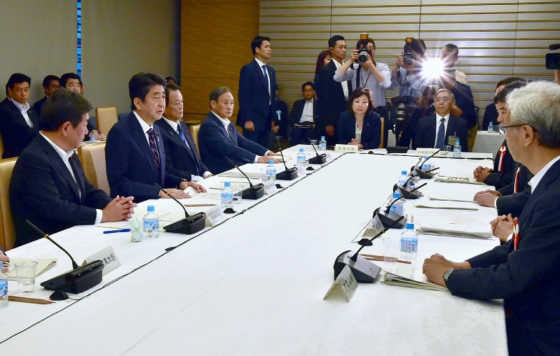 経済財政諮問会議で話す安倍晋三首相(左から2人目)=首相官邸で2018年6月5日午後6時、竹内紀臣撮影