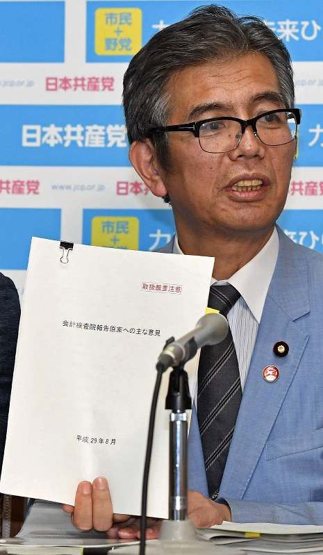 入手した「森友学園」に関する文書を公開する共産党の宮本岳志衆院議員=国会内で2018年6月5日午後4時5分、竹内紀臣撮影