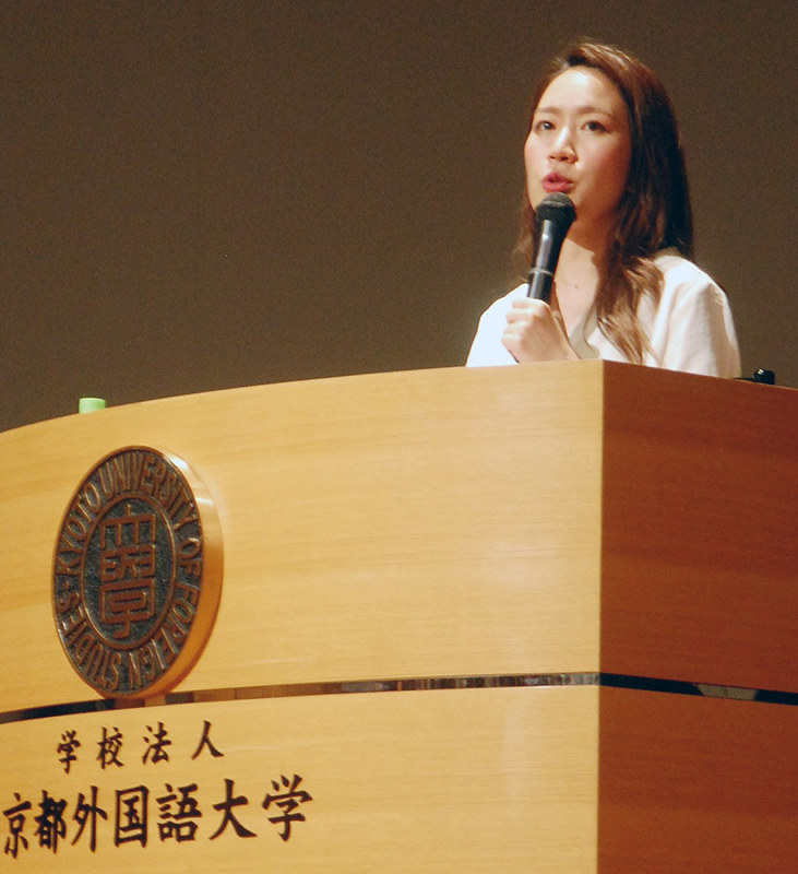 母校の京都外国語大で講演する瀬尾まなほさん=京都市右京区で、国本ようこ撮影