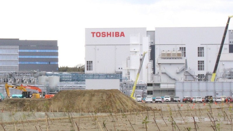 東芝メモリ四日市工場=2018年3月1日、松本宣良撮影