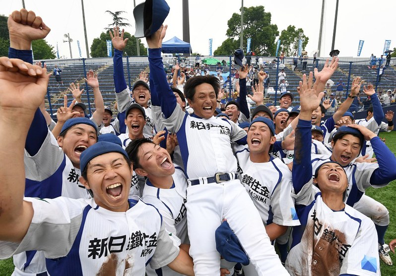 【新日鉄住金鹿島-日立】日立に逆転勝利して本大会出場を決め、中島彰一監督(中央)を胴上げする新日鉄住金鹿島の選手たち=竹内紀臣撮影