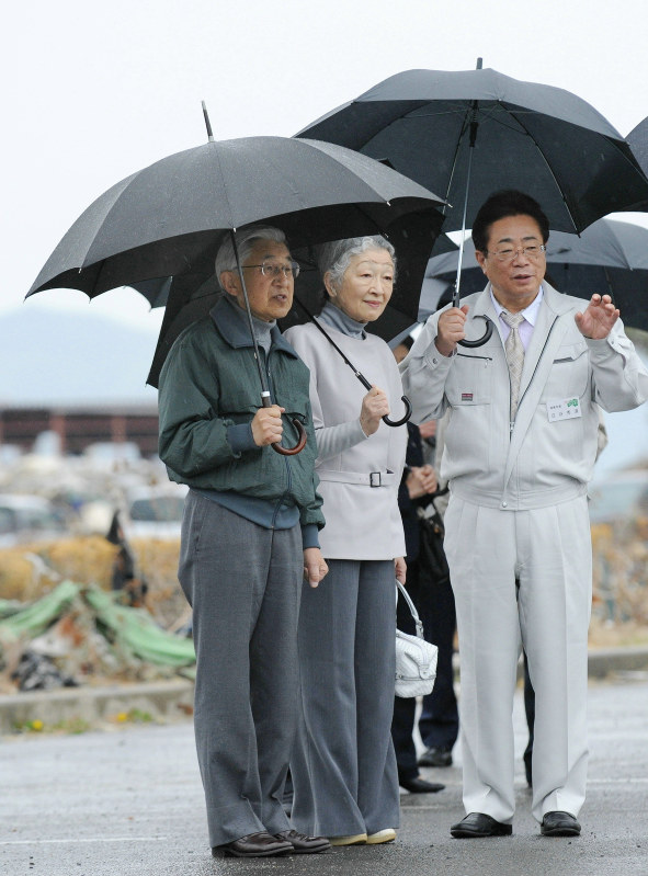 立谷秀清相馬市長から説明を受けられる天皇、皇后両陛下=福島県相馬市の原釜・尾浜地区で2011年5月11日午後4時36分(代表撮影)