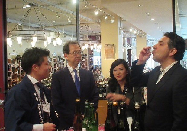 米国ニューヨークのワインショップを訪れ、福島県産日本酒をPRした内堀雅雄知事=福島県県産品振興戦略課提供