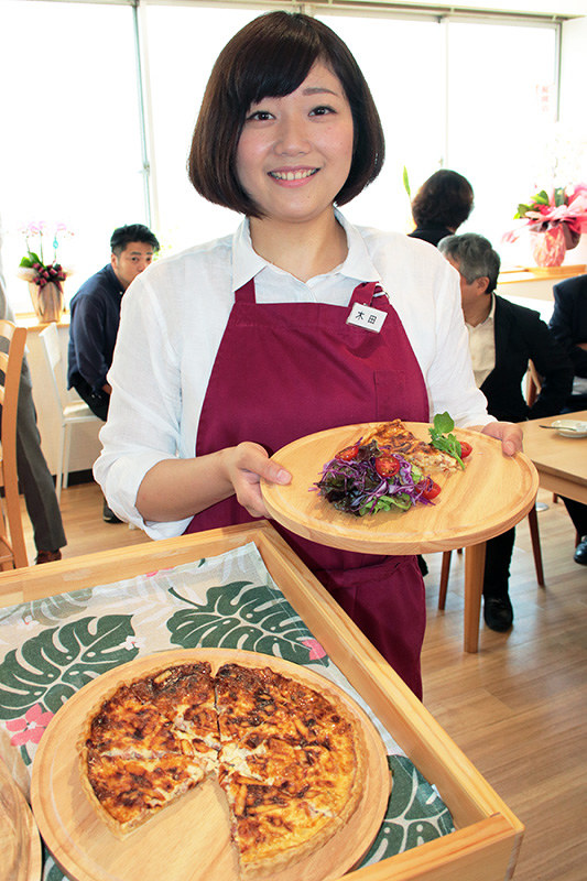 2種類のキッシュと「ベイクハウス“アン”」店長の木田絢子さん=奈良県下市町で、栗栖健撮影
