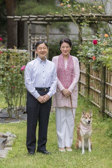 銀婚式を迎えられた皇太子ご夫妻と飼い犬の由莉（ゆり）＝東京都港区の東宮御所の庭で２０１８年６月５日（宮内庁提供）