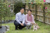 銀婚式を迎えられた皇太子ご夫妻と飼い犬の由莉（ゆり）＝東京都港区の東宮御所の庭で２０１８年６月５日（宮内庁提供）