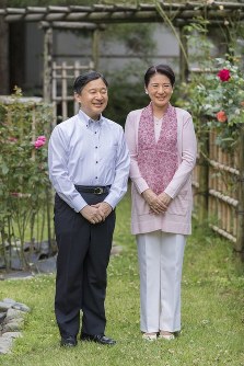 銀婚式を迎えられた皇太子ご夫妻＝東京都港区の東宮御所の庭で２０１８年６月５日（宮内庁提供）